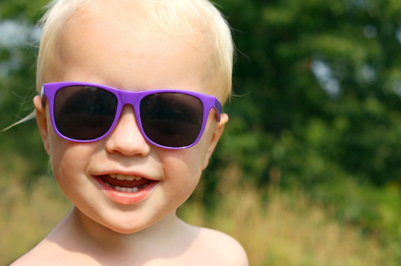 Khi trẻ bị đau mắt đỏ, để tránh tình trạng trở nên nghiêm trọng, cha mẹ nên cho trẻ đeo kính thường xuyên