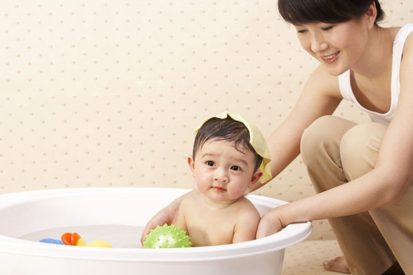 Trẻ bị chân tay miệng có thể tắm như bình thường