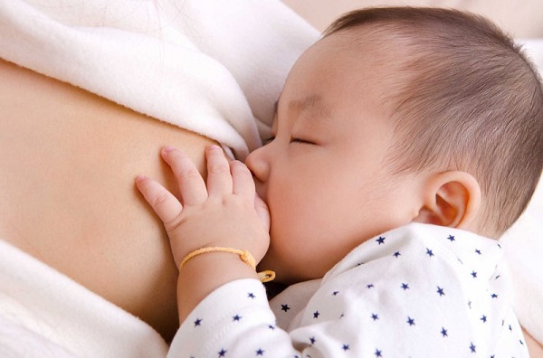 Việc nuôi con hoàn toàn bằng sữa mẹ cũng là biện pháp phòng ngừa chàm sữa ở trẻ em hiệu quả