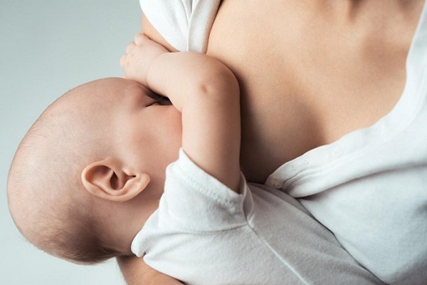 Chế độ ăn uống của mẹ cũng có ảnh hưởng đến tốc độ hồi phục bệnh chàm sữa ở trẻ sơ sinh