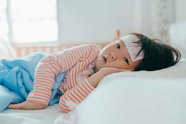 Viêm não Nhật Bản ở trẻ nhỏ có biểu hiện sốt, đau đầu, nôn
