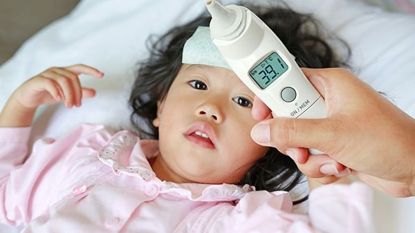 Trẻ bị viêm thanh quản sốt cao trên 39 độ C cần nhập viện điều trị