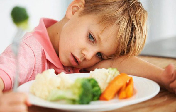 Trẻ biếng ăn thường rất thờ ơ, thậm chí sợ khi nhìn thấy thức ăn.