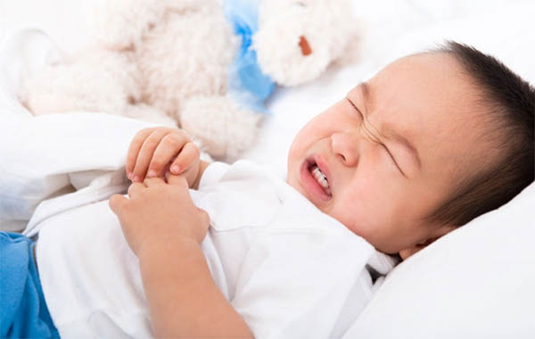 Trẻ đau bụng dữ dội, kèm theo các triệu chứng bất thường cần được đưa đi khám ngay