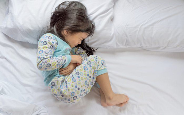 Trẻ đau bụng về đêm có thể do nguyên nhân sinh lý hoặc bệnh lý