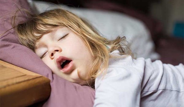 trẻ ngủ ngáy không những gây khó chịu cho bản thân mà còn ảnh hưởng đến người xung quanh khi đang ngủ cùng