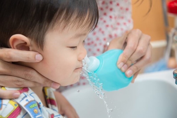 Cách xử lý khi bé ho nhiều nhưng không sốt - dùng nước muối làm sạch mũi