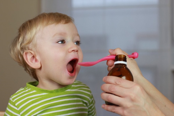 Cách xử lý khi bé ho nhiều nhưng không sốt - dùng siro trị ho cho trẻ