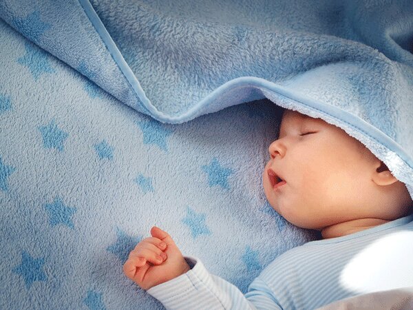 Cho trẻ nghỉ ngơi, ngủ nhiều giúp nhanh chóng hồi phục sức khỏe, giảm ho