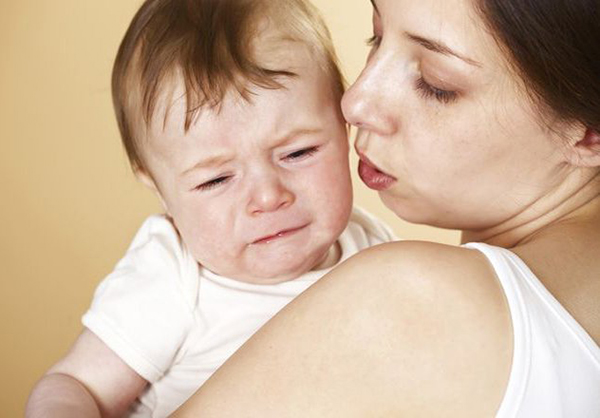 Không ít người mẹ cảm thấy căng thẳng, mệt mỏi khi phải thức đêm dỗ con khóc.