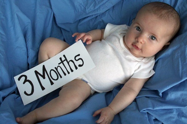 Sự phát triển của trẻ sơ sinh 3 tháng tuổi gồm ba lĩnh vực đó là thể chất, nhận thức và cảm xúc