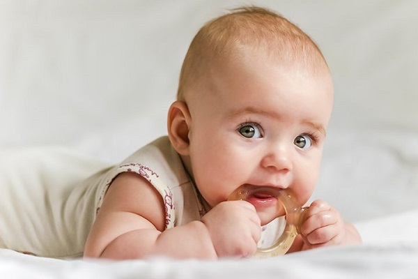 Khi trẻ được 3 tháng tuổi, các mẹ nên cho bé ngậm vòng nhai