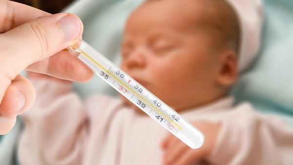Trẻ sơ sinh do có sức đề kháng yếu nên rất dễ bị nhiễm cảm lạnh