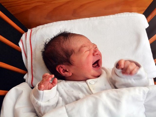 Trẻ sơ sinh bị cảm lạnh thường quấy khóc, nhất là vào ban đêm