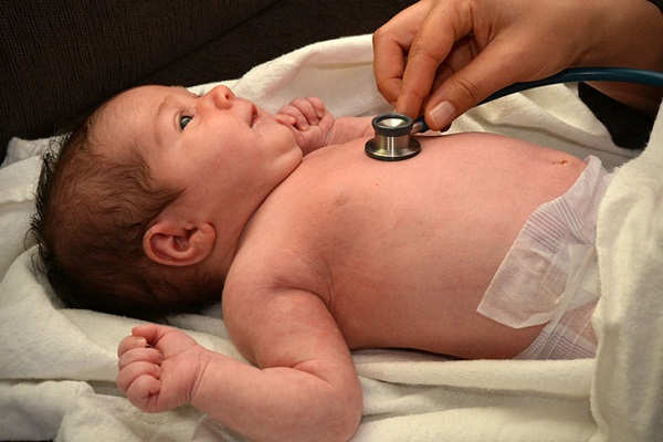 Trẻ sơ sinh bị cảm lạnh có triệu chứng sốt cao cần được nhập viện ngay
