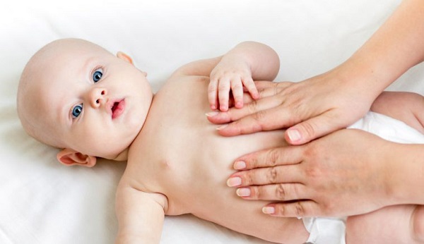 Masage, chườm ấm bụng là cách chữa đầy hơi cho trẻ sơ sinh cực kỳ hiệu quả