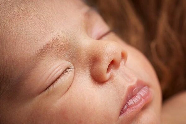 Trẻ sơ sinh bị khô môi là hiện tượng môi của trẻ bị bong tróc, thô ráp