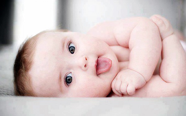 Môi trẻ sơ sinh bị khô có thể xuất phát từ thói quen thường xuyên liếm môi