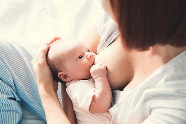 Cho trẻ bú đúng tư thế  là biện pháp phòng ngừa sặc sữa ở trẻ sơ sinh hiệu quả
