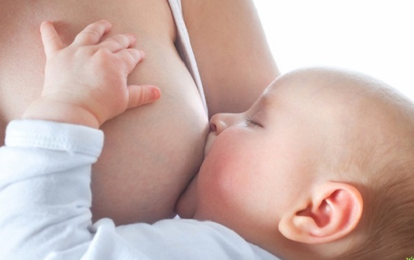 Nuôi con bằng sữa mẹ là cách phòng bệnh tiêu chảy ở sơ sinh và nhiều bệnh lý khác