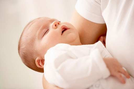 Trẻ sơ sinh bị vàng da tắm lá gì có LỢI và AN TOÀN cho bé?