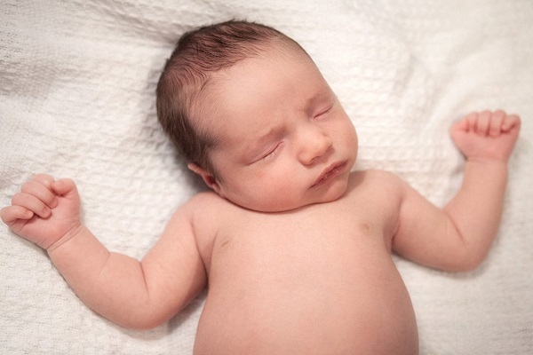 Trẻ sơ sinh nằm nghiêng không đúng cách dẫn đến vẹo cổ