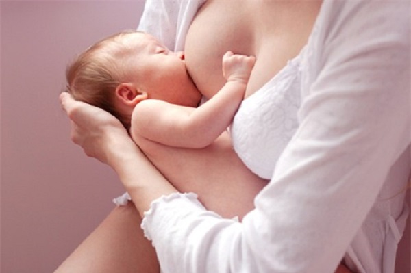 Trẻ sơ sinh viêm họng cần được bú sữa mẹ nhiều hơn để tăng khả năng đề kháng