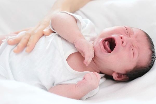 Hiện tượng vặn mình ở trẻ sơ sinh đa phần là dấu hiệu sinh lý bình thường
