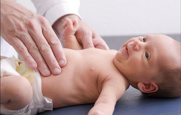 Trẻ sơ sinh vặn mình nhiều cũng có thể do bé đang mắc một bệnh lý nào đó