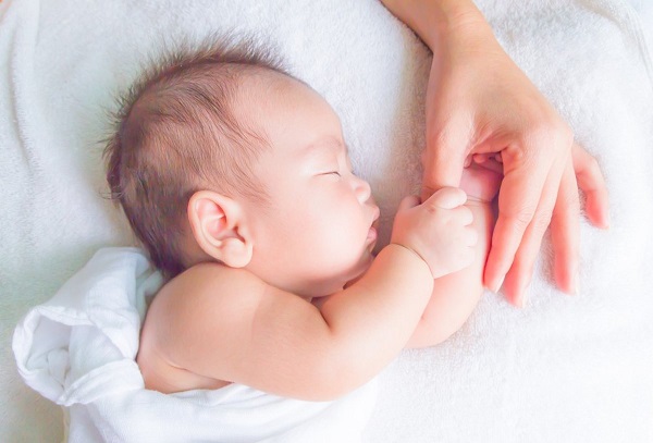 Nếu trẻ sơ sinh hay vặn mình khi ngủ, bạn hãy vỗ về để bé cảm thấy yên tâm hơn