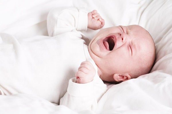 Trẻ sơ sinh khó ngủ có thể do nhiều nguyên nhân, từ sinh lý đến bệnh lý hoặc do chế độ sinh hoạt