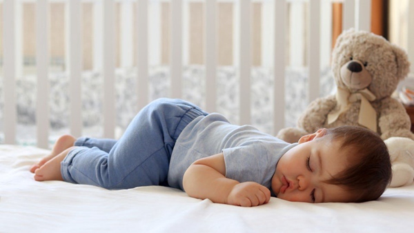 các chuyên gia khuyến cáo không nên cho trẻ nằm sấp khi ngủ thường xuyên