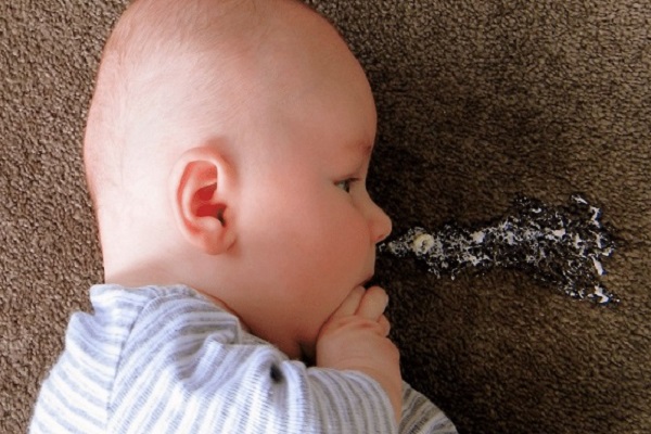 Trẻ sơ sinh trớ nhiều cặn sữa có thể do yếu tố sinh lý