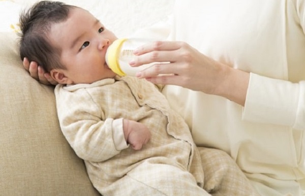 Sau khi bé vừa trớ, bố mẹ chỉ nên cho bé ăn hoặc bú tiếp sau 30 phút