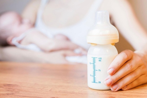 trẻ sơ sinh uống bao nhiêu ml sữa mỗi ngày