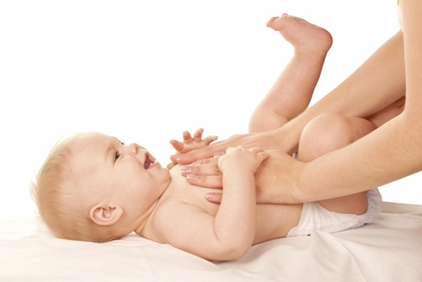 Massage phần lưng và phần bụng giúp trẻ sơ sinh bớt đầy hơi, khó chịu