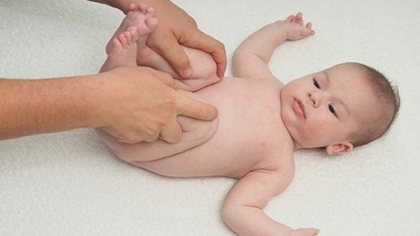 tập chân hỗ trợ tiêu hóa cho bé