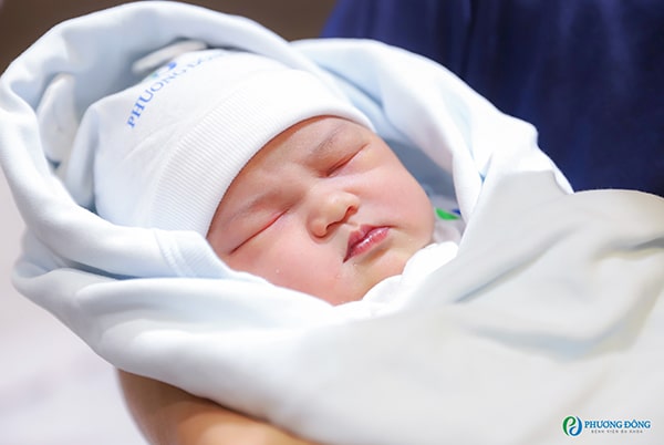 Trẻ sơ sinh ngủ nhiều có sao không là thắc mắc của không ít bậc cha mẹ