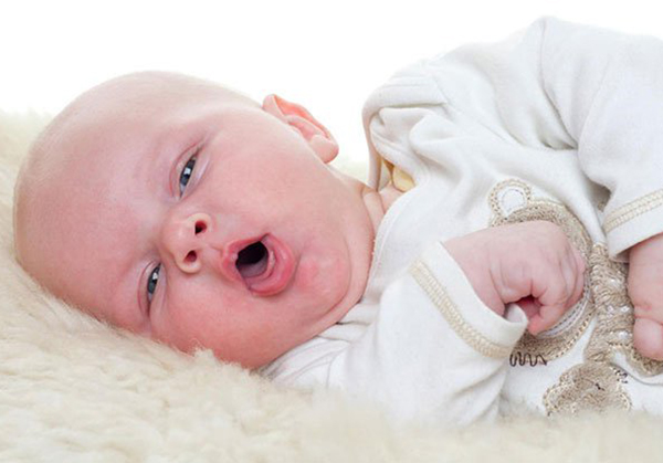 Trẻ sơ sinh thở khò khè thường kèm theo thở gắng sức, khó thở.