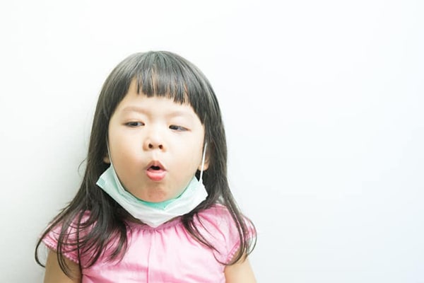 Trẻ sốt kéo dài không rõ nguyên nhân có thể kèm theo ho, đau họng