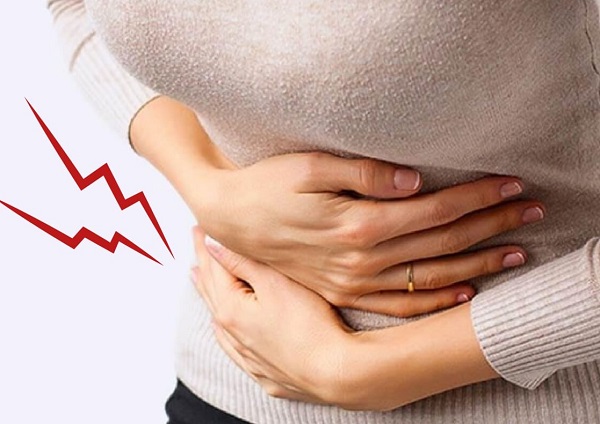 Cảm giác khó chịu ở bụng là một trong những triệu chứng dễ nhận biết ở người mắc bệnh gan