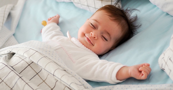 tư thế ngủ tốt cho trẻ sơ sinh rất quan trọng