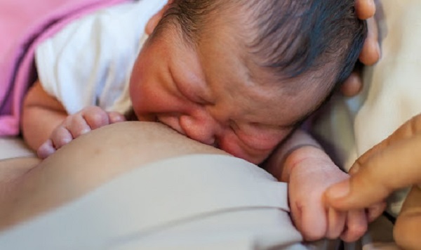 Phụ nữ sau sinh bị tụt núm vú khiến trẻ khó khăn hơn trong việc bú sữa
