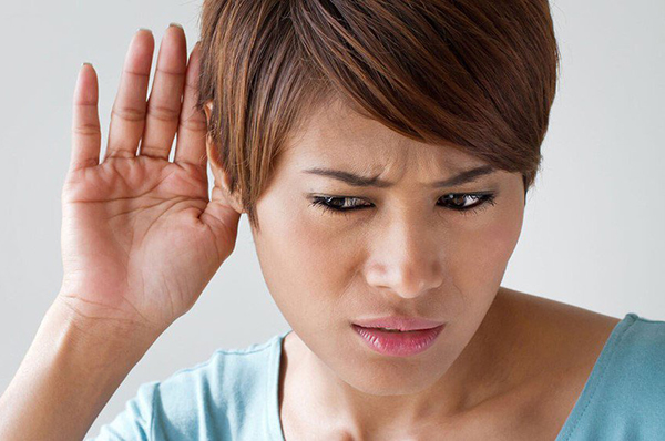 Chứng ù tai kéo dài có thể gây giảm thính lực.