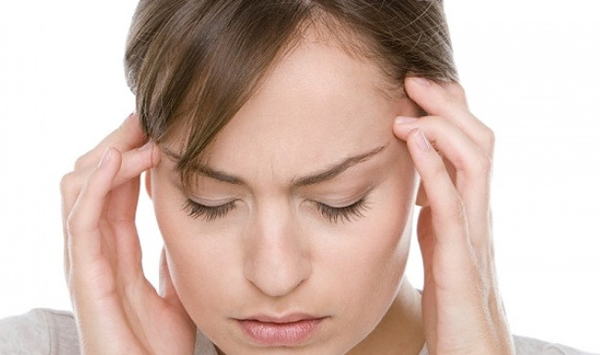 Nhiều trường hợp ù tai thường kèm theo đau đầu, chóng mặt, khó chịu.