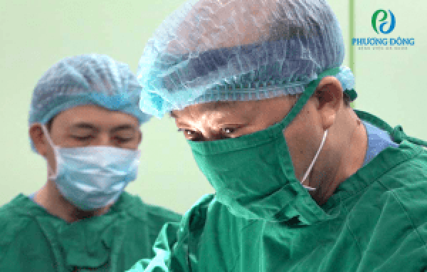 Thầy thuốc ưu tú, Bác sỹ CKII Nguyễn Đức Thuấn trong một ca phẫu thuật