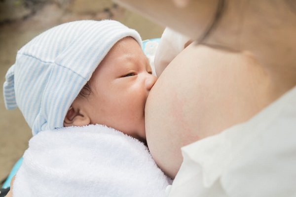 Cho bé uống bú nhiều sữa mẹ là cách chống sốt cho trẻ khi tiêm phòng