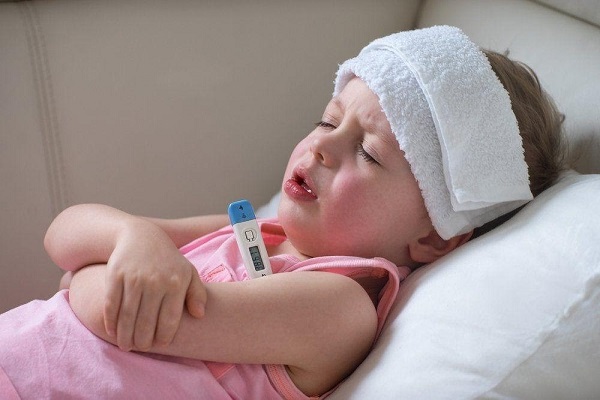 Trẻ bị sốt sau khi tiêm vắc xin phế cầu cần được chăm sóc cẩn thận