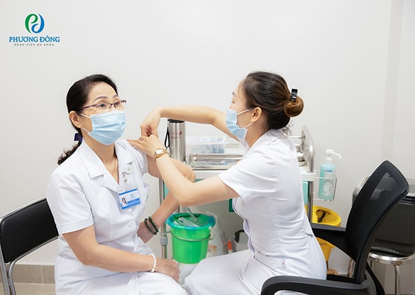Bệnh viện Đa kho Phương Đông tổ chức tiêm vắc xin phòng bệnh Covid 19 cho toàn bộ cán bộ, nhân viên khối y tế