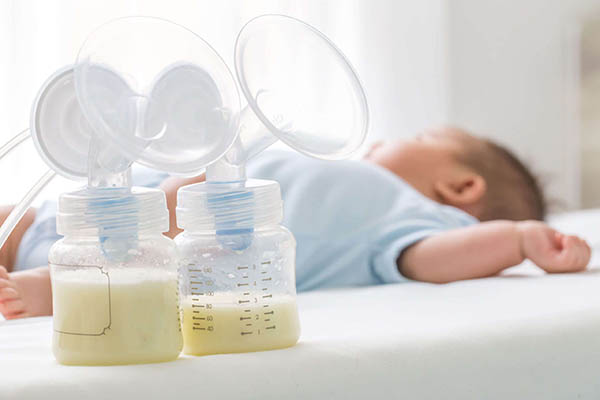 Nếu không đủ điều kiện cho bé bú, mẹ cần vắt sữa thường xuyên để kích thích vú tạo sữa